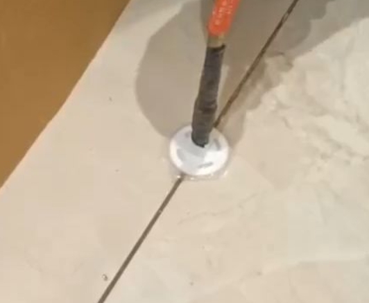 新野瓷砖空鼓维修公司专业解答瓷砖在铺贴过程中，如果没有涂抹均匀到位的粘结材料（如水泥砂浆或瓷砖胶），可能会导致以下问题